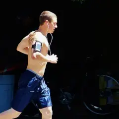 Comprendre la vitesse de footing 7 km/h : est-ce adapté aux débutants ?