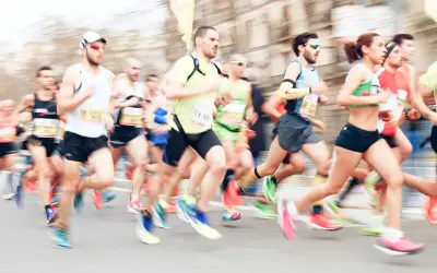 Course de marathon avec des coureurs en mouvement, certains portant des dossards.