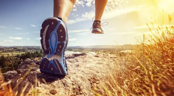 Courir à jeun le matin : avantages et risques à connaître