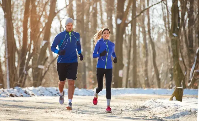 L'équipement footing hiver : restez au chaud et en sécurité en courant